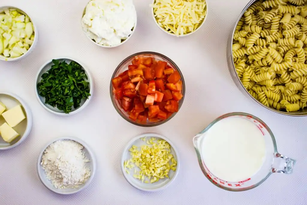 Ingredients to make creamy pasta with ricotta and tomatoes