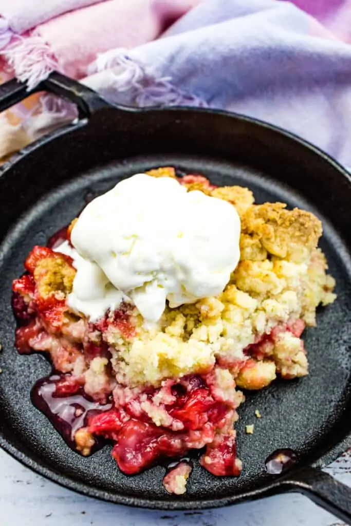 rhubarb and strawberry crumble