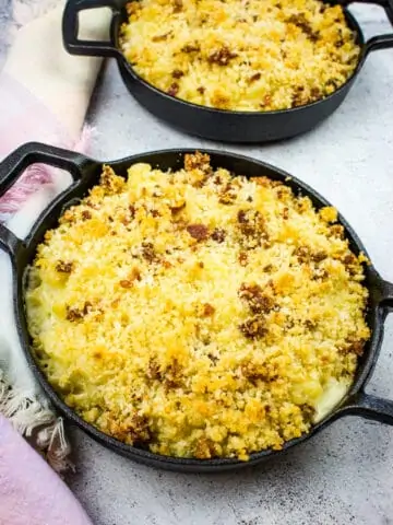 smoked mac and cheese with bacon crumb topping in black dishes