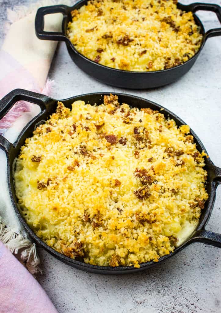smoked mac and cheese with bacon crumb topping in black dishes