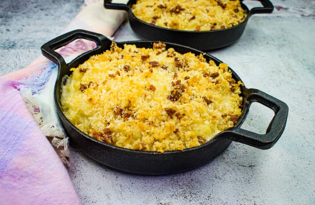 smoked mac and cheese in black serving dishes