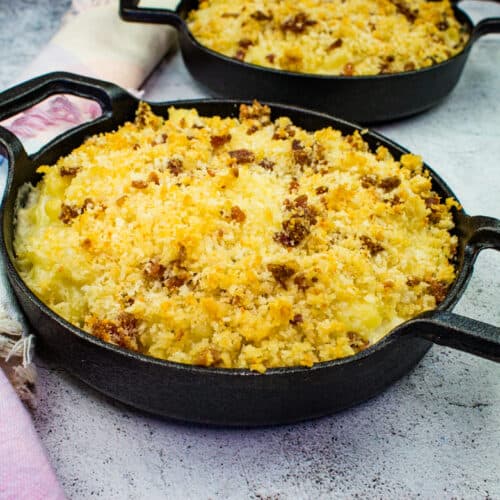 Smoked mac and cheese in black serving dishes.