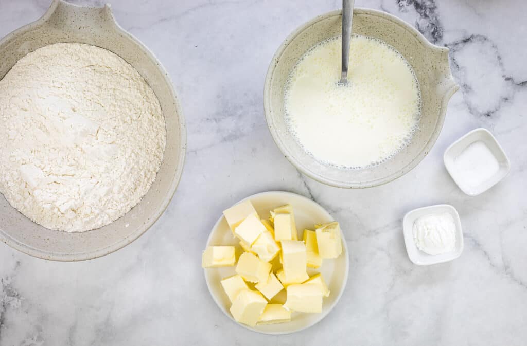 Mix the milk and sour cream.