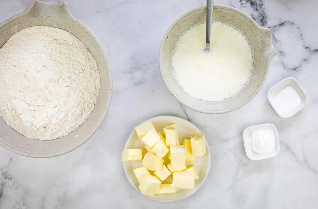 Mix the milk and sour cream.