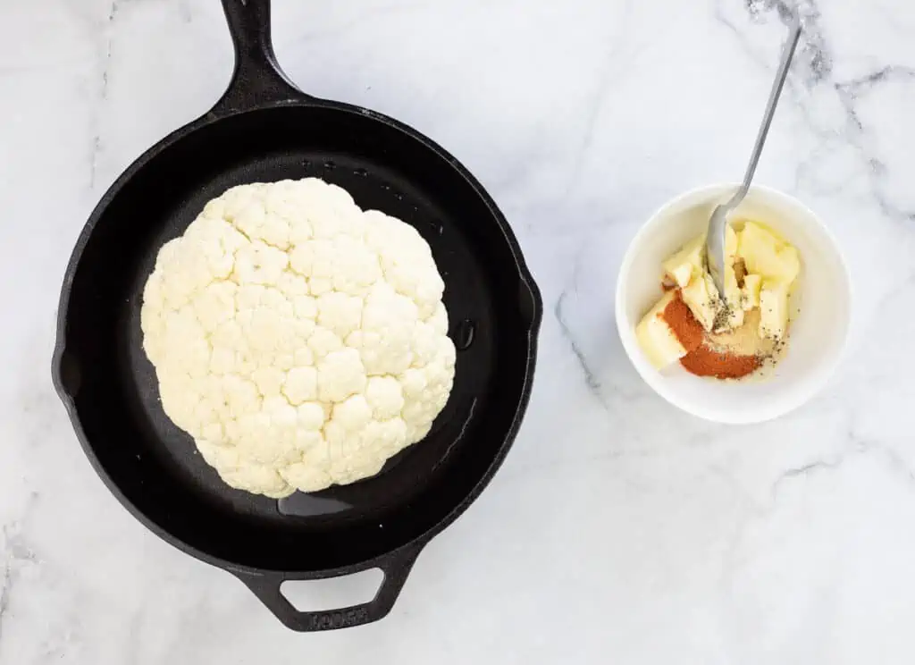 Mix the butter with the spices.