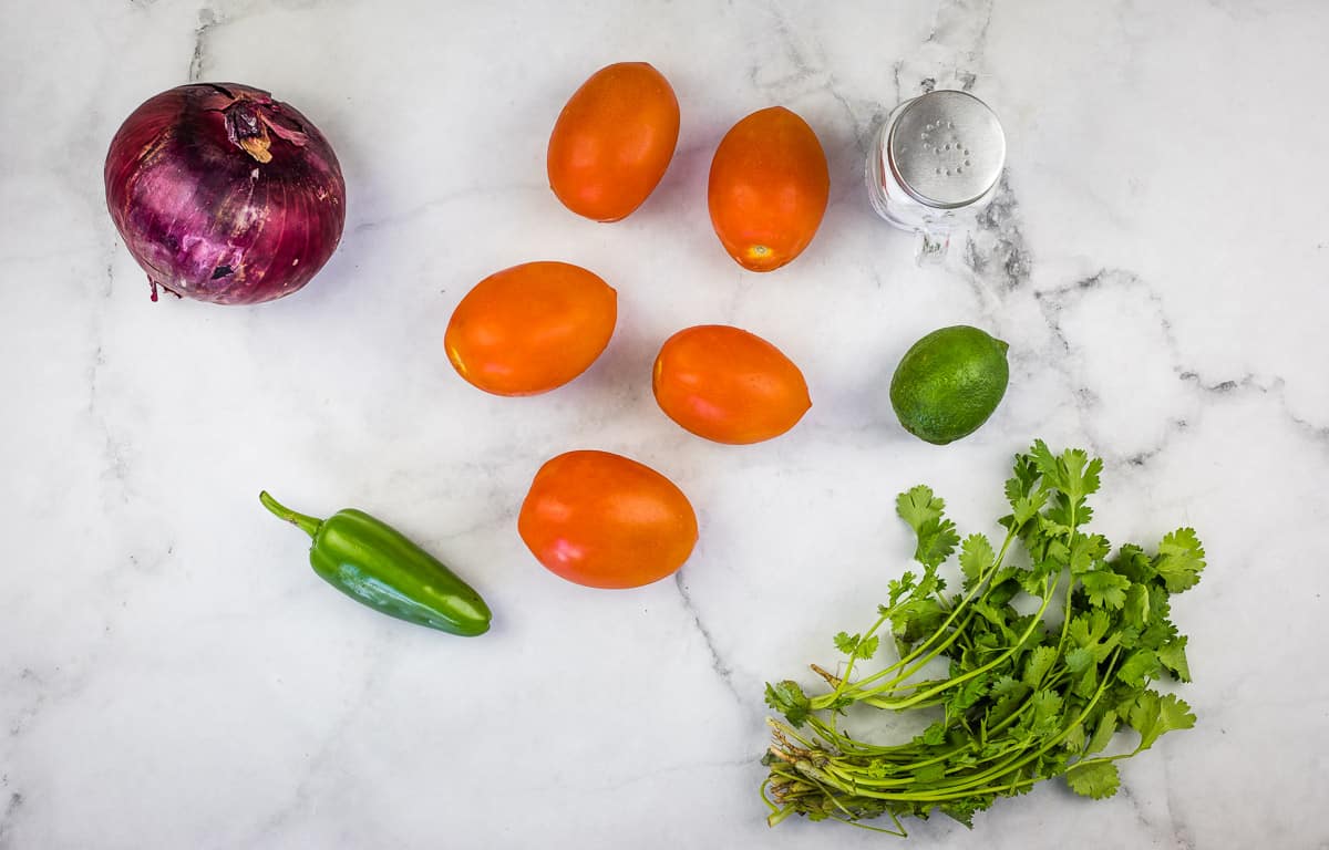 Ingredients to make Pico de Gallo.