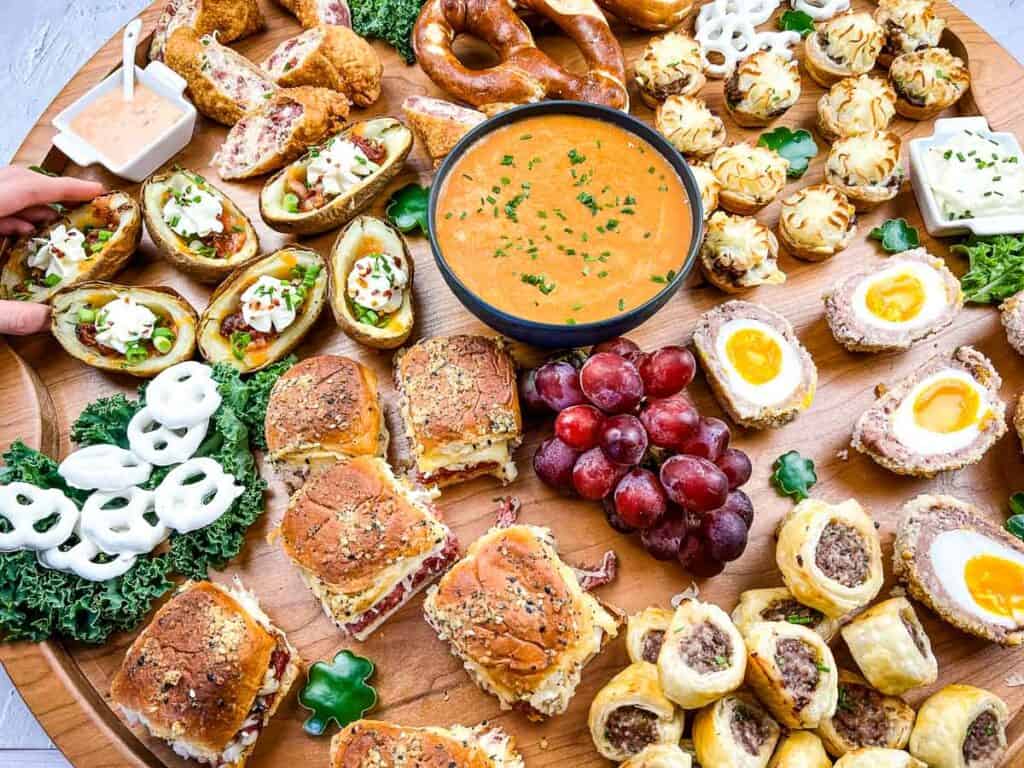 A horizontal shot of a st. patrick's day snack board.