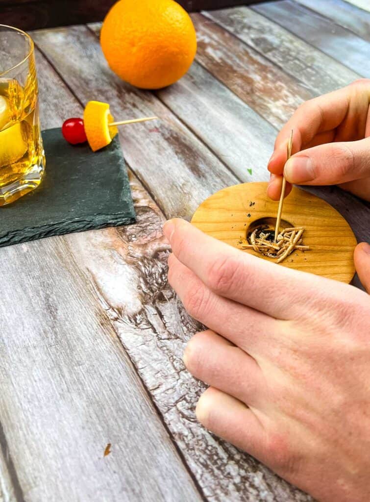 Add shavings to the wooden plate.