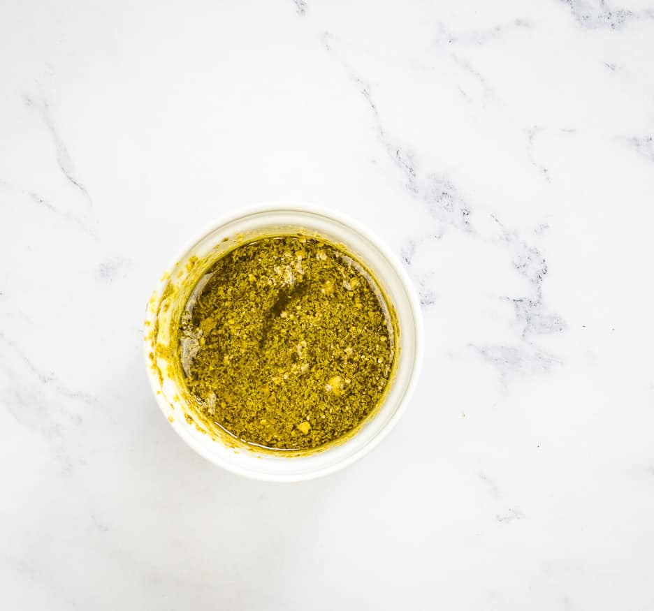Mix the pesto sauce.