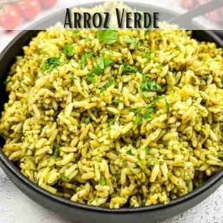 Arroz verde rice in a skillet.