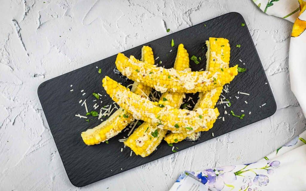 A plate of corn on the cob.