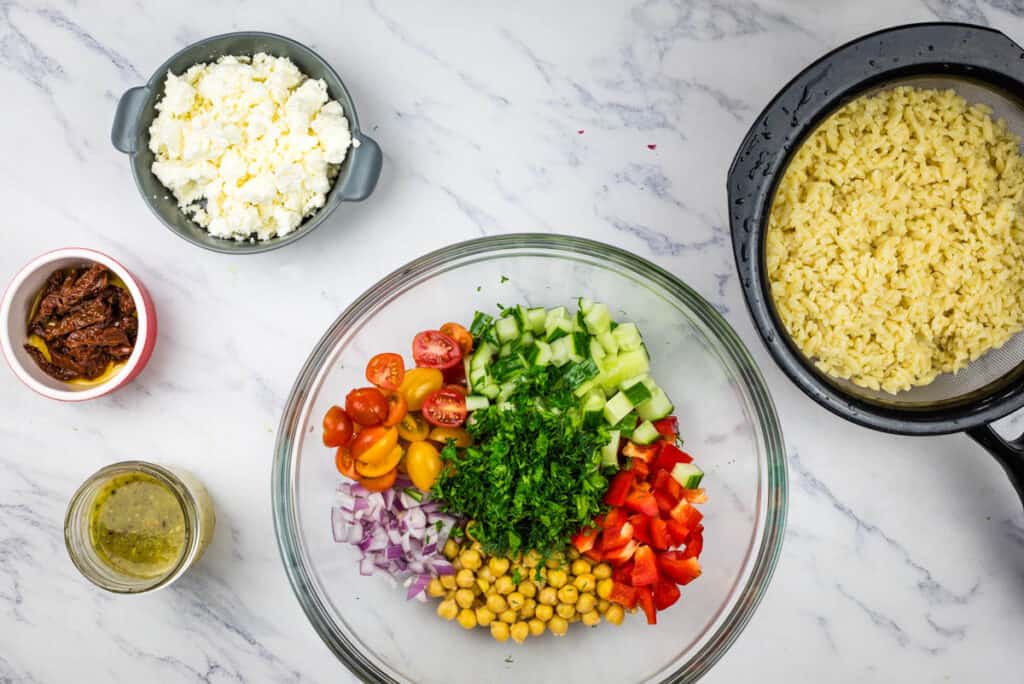 Chickpea salad with chickpeas, tomatoes and cucumbers.