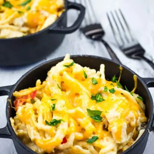 A serving of chicken spaghetti in a black bowl.