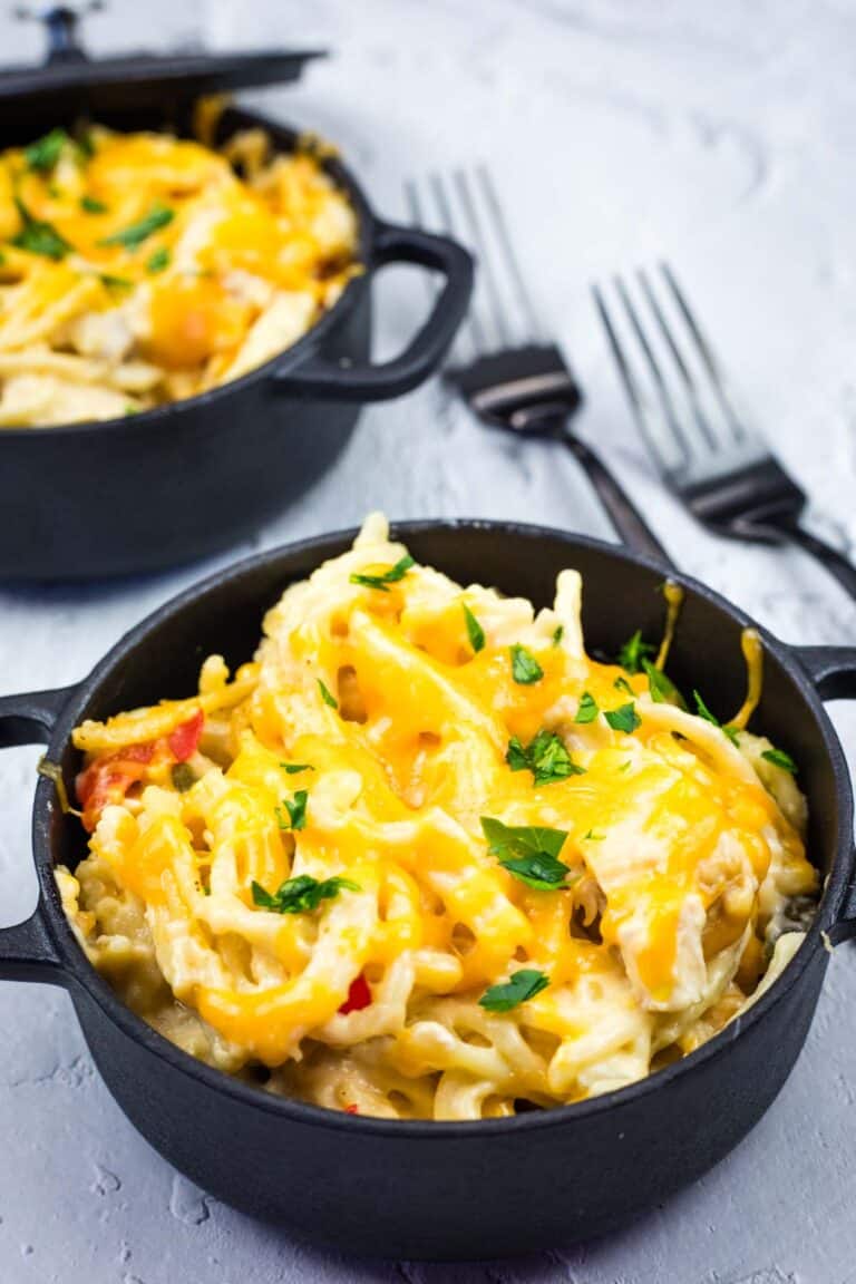 A serving of chicken spaghetti in a black bowl.