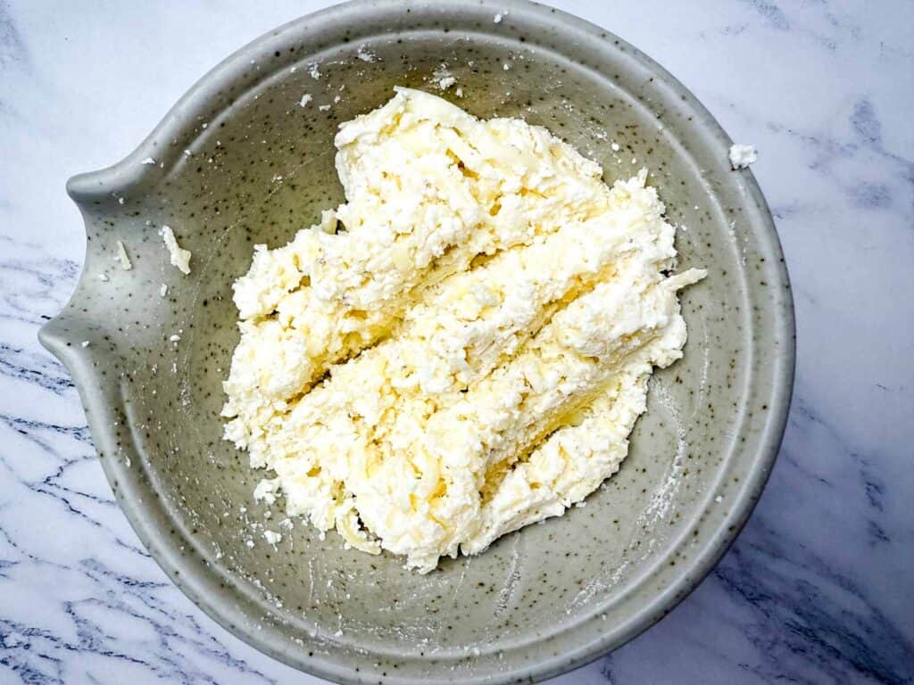 Mix all the cheese and the white pepper.