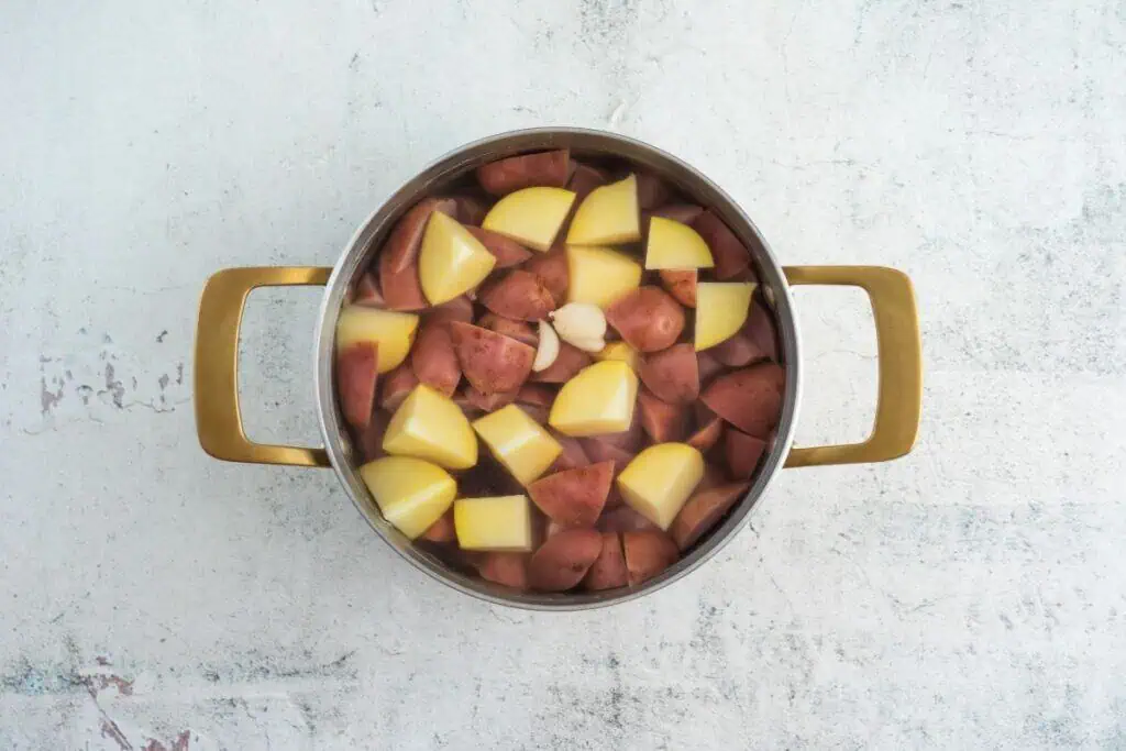 Boiling potatoes. 