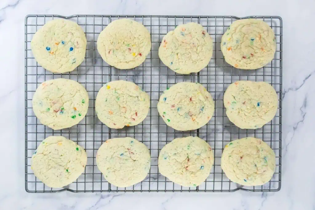 A cooling rack with several cookies on it.